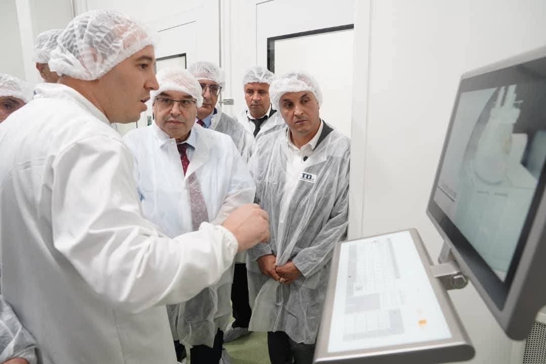 Point technique devant un écran de suivi de production
