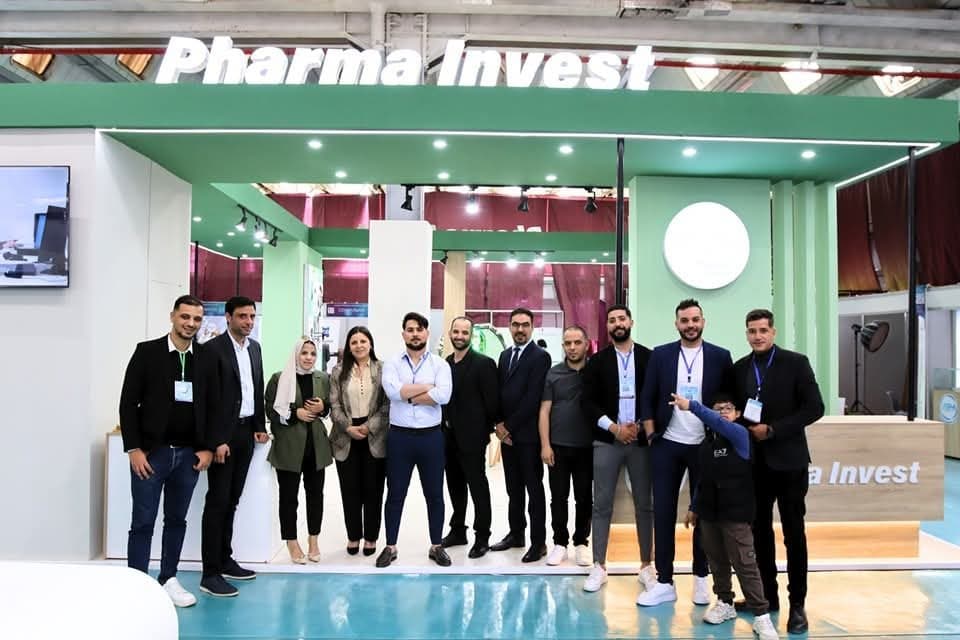 Les équipes du groupe Pharma Invest réunies sur un salon professionnel
